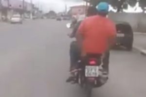 携帯泥棒さん、自転車で逃げるもバイクに追いつかれ無事ボコボコにされる