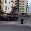 「一体これから何がはじまるの？」イタリアの通りを戦車の一団が走る映像