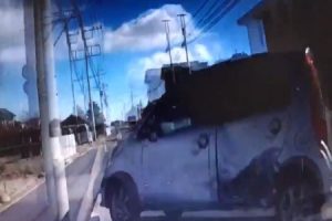 群馬県で信号無視した車がクラッシュする事故映像。　信号無視した車は無罪を主張