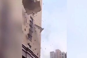 北京の強風がヤバすぎる。　歩行者を吹き飛ばし、建物の外壁が崩れ落ちる衝撃の映像