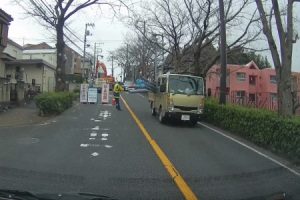横浜市でトラックの積んだパイプがもろに交通誘導員に直撃　避けようの無い恐ろしい瞬間を捉えたドラレコ映像