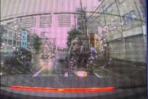 大阪府吹田市で居眠り運転した原付がノーブレーキで突っ込んでくるドラレコ映像
