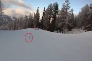 スキー中にドローンに激突しかける男、所有者にブチ切れそのままドローンを破壊してしまう