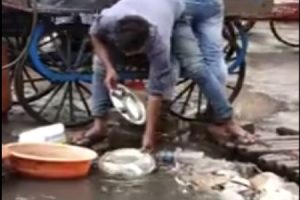 インドの屋台が食器を下水を使って洗っている映像がヤバい・・・絶対飯食えない・・・