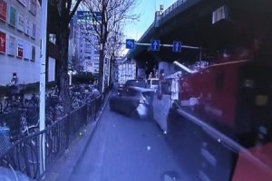 東大阪、長田でクレーン車が乗用車に突っ込み止まらずに暴走するドラレコ映像