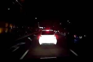 愛知県の高速道路で前の車にパッシングしたらずっと危険運転を繰り返されるドラレコ映像