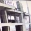 【衝撃】建設中のビルの資材が崩れ、作業員が凄い状態になる衝撃の映像