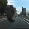 ええええ！？どっから飛んできた！？大阪市東淀川区で突然タイヤが飛んできてフロントガラスを割る瞬間のドラレコ映像