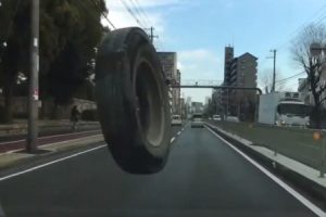 ええええ！？どっから飛んできた！？大阪市東淀川区で突然タイヤが飛んできてフロントガラスを割る瞬間のドラレコ映像