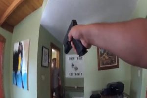 【衝撃】4歳の息子をギターで殴り殺した父親を警察が射殺する衝撃の映像