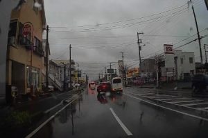 流石にこの運転は酷すぎる。千葉県市原市で後ろを見ずにいきなり右折した車が衝突するドラレコ映像