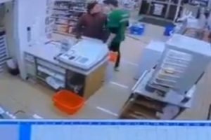【驚愕】態度の悪さを注意されたセブンイレブンの店員が客に殴りかかっていく衝撃の映像