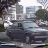 千葉銀行本店前で高齢者ドライバーがめちゃくちゃな運転をしてしまう映像。外れたバンパーを持って追いかける警備員