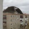 ハリケーンがアパートの巨大な屋根を吹き飛ばす　衝撃の映像