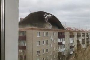 ハリケーンがアパートの巨大な屋根を吹き飛ばす　衝撃の映像
