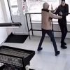 ロシアで突如ナイフで二人の男を突き刺す　ヤバすぎる犯行の一部始終の映像