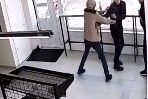 ロシアで突如ナイフで二人の男を突き刺す　ヤバすぎる犯行の一部始終の映像