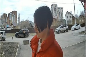 ロシアで１３歳の少女が７歳の少女から携帯電話を強奪し逃走してしまう