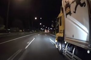 高速道路でトラックが”殺人的な煽り運転”をしてくるドラレコ映像