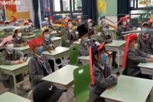 中国人の子供達、コロナ対策で他人と1mの距離を保たさせる為”謎の帽子”を被らされる