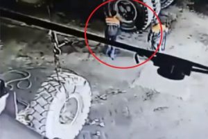 【衝撃】採石場のダンプトラックのタイヤを外そうとした結果、爆発　作業員が死亡する映像