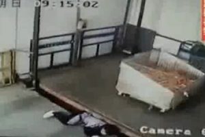 【衝撃】45歳の女性がリフトに挟まれ死亡する映像が怖い