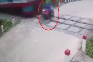 【衝撃】バイクに乗っていた女性が電車に轢かれてぶっ飛び曲がってはいけないレベルに背中が曲がる
