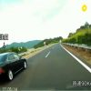 中国自動車道で覆面パトカーが追い抜き妨害をするドラレコ映像　ん？どういう意図？