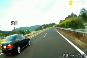 中国自動車道で覆面パトカーが追い抜き妨害をするドラレコ映像　ん？どういう意図？