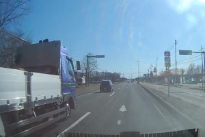 札幌運輸のトラックがレンタカーを無駄に煽る様子が撮影される