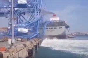 韓国、釜山の港にコンテナ船が巨大クレーンに突っ込む　クレーンが崩壊する映像が凄まじい