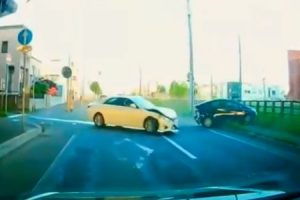 北海道で老人が車に追突する瞬間を捉えたドラレコ映像