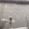 これどうすんのｗｗｗ　氷に乗って川に流されているロシア男性３人の姿ｗｗｗ