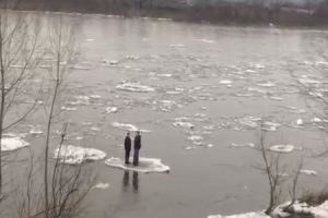 これどうすんのｗｗｗ　氷に乗って川に流されているロシア男性３人の姿ｗｗｗ