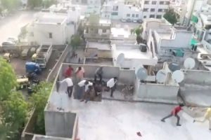 ロックダウン中のインドで屋上に集まって皆でギャンブル　警察のドローンにバレて逃げ出す映像が面白いｗｗｗ