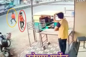 くっそワロタｗｗｗ　インド警官が『追いかけていた犯人と同じ色のシャツを着ていた市民』を間違えてボコる映像ｗｗｗ