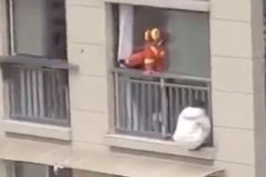 【衝撃】高層ビルから自殺しようとする少女　それを救おうとした消防士がやらかす・・・