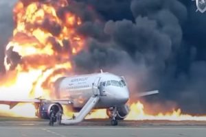 41人が死亡した大炎上するロシア旅客機の緊急着陸シーンが凄まじい