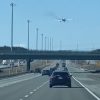 突如プロペラ機が高速道路のど真ん中に緊急着陸する映像が色んな意味で凄い
