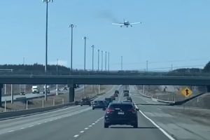 突如プロペラ機が高速道路のど真ん中に緊急着陸する映像が色んな意味で凄い