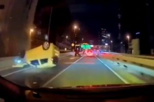 首都高　神田橋JCTで暴走した車がスリップし横転するドラレコ映像