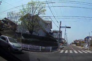 愛知県名古屋市名東区で”信号無視した車が乗用車に突っ込む”ドラレコ映像　タイミングが悪ければ親子を轢いていたかも