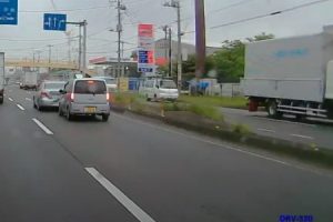 埼玉県蓮田市の国道122号線で、後方確認をせず飛び出した車に飛ばし過ぎた軽自動車が追突するカオスなドラレコ映像