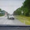 高速道路で無理な追い抜きをしようとした車が対向車と正面衝突し死亡するドラレコ映像