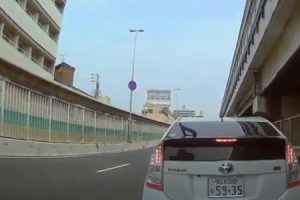 大阪市、国道４３号線で”宮崎文夫”ばりの危険な煽り運転を繰り返すプリウスを捉えたドラレコ映像