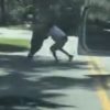 アメリカでジョギング中の男が泥棒と間違われ”射殺されてしまう”衝撃の現場映像