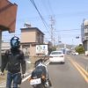 愛媛県四国中央市で、割り込みさせて貰えなかったバイカーが”ブチ切れて降りてくる”映像
