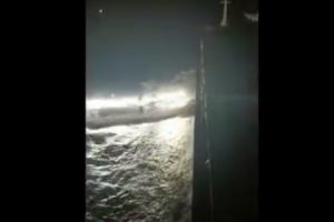 日本海で”韓国の漁船”と”ロシアの貨物船”が衝突する瞬間を捉えた映像