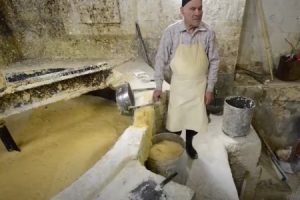 機械を一切使わず全て手作業で作るパレスチナの石鹸工場の製作過程が面白い