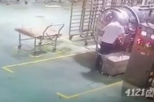 食品工場で従業員が不適切な操作でポッドを開き、高温の内容物が噴出　それを従業員が浴びてしまう事故映像
